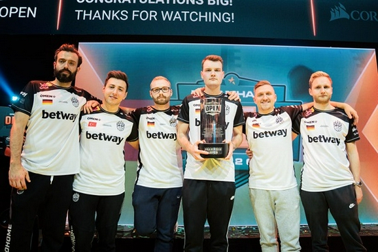 玉树球迷热情助威牦牛队展现足球魅力